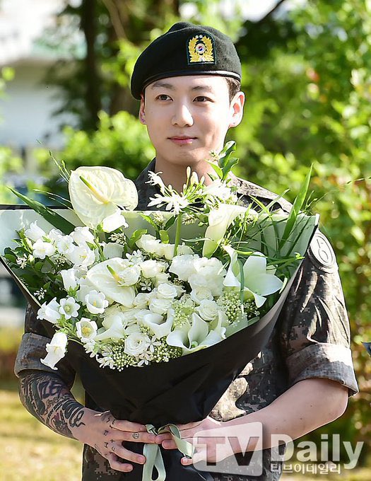 Jungkook vẫn đẹp như ngày nào. Sau 2 năm vào quân ngũ, anh chàng tăng cân kha khá, trông cũng chín chắn và mạnh mẽ hơn