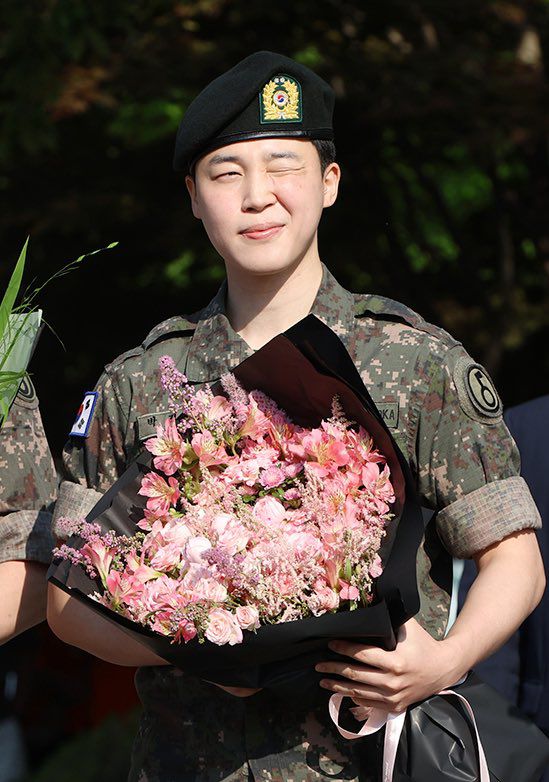 Jimin nháy mắt tinh nghịch trước ống kính truyền thông