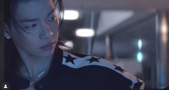 Tarzzan trong MV Supernatural của NewJeans, anh cũng xuất hiện trong MV I DO của I-DLE.