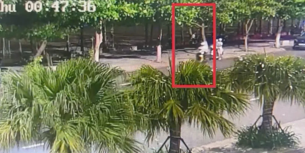 Sử mặc áo trắng đứng bên trên vỉa hè chờ "con mồi" thứ hai để cướp tài sản. Ảnh: MINH TRƯỜNG