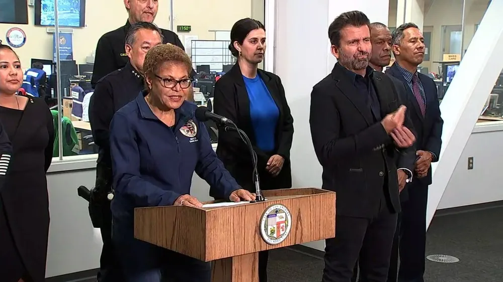 Thị trưởng TP Los Angeles - bà Karen Bass. Ảnh: KABC