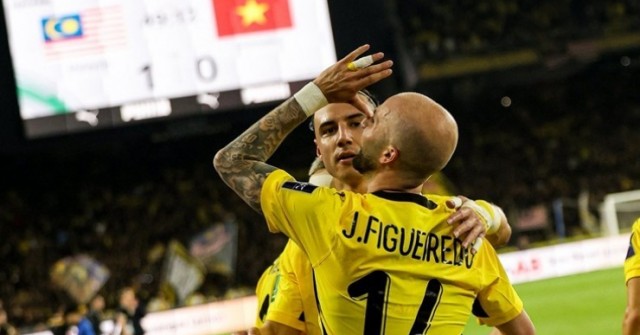 Tiền đạo Joao Figueiredo của Malaysia sút tung ...
