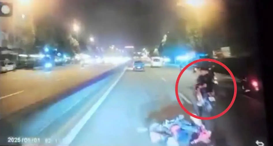 Hình ảnh D và L chở nhau trên xe máy đạp ngã anh H ngã ra đường và suýt va chạm với xe tải trên đường Phạm Văn Đồng, TP Thủ Đức.