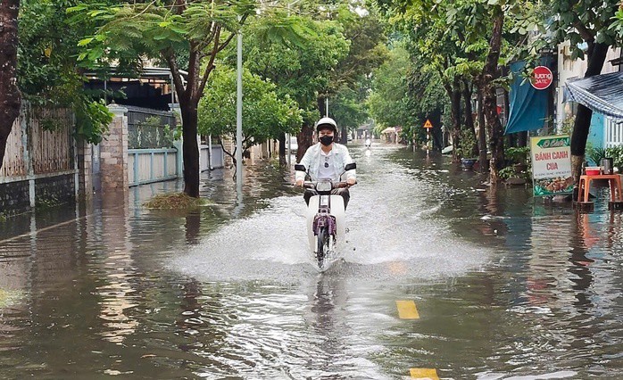 Đường phố Đặng Dung bị ngập cục bộ.