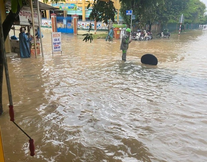 Phải mở nắp cống để tiêu nước.