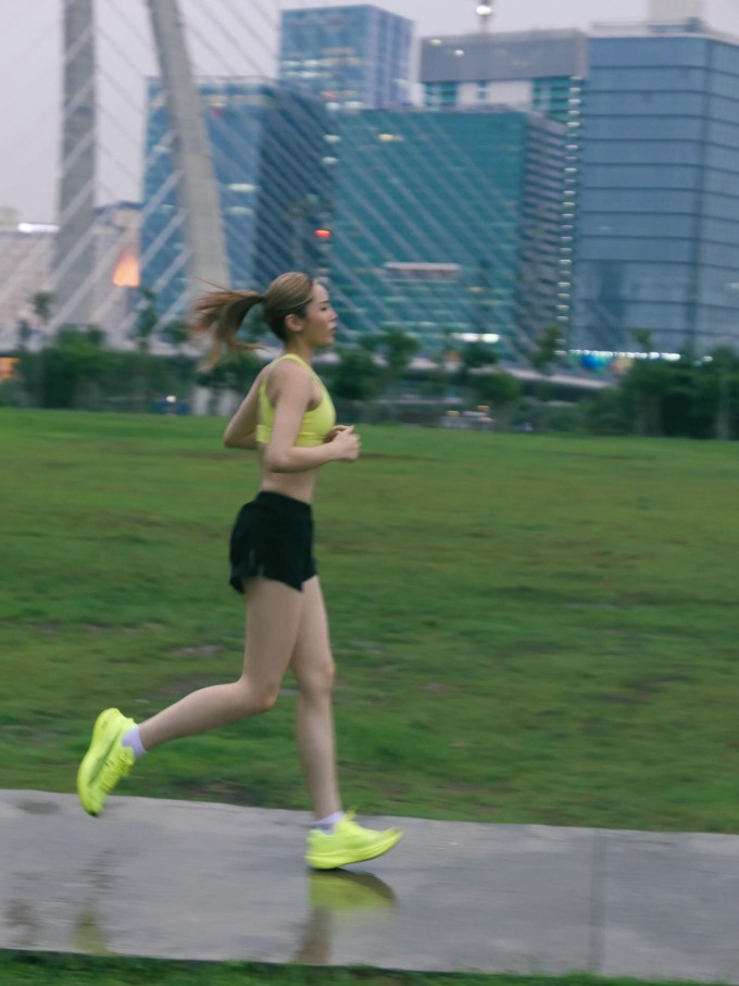 Kỳ Duyên hiện thường chạy cự li 10 km mỗi buổi.