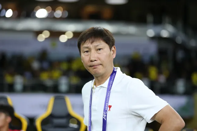 Sự trầm tư của HLV Kim Sang-sik, người nói rằng Malaysia chơi hay hơn dự đoán và tạo ra rất nhiều khó khăn cho ĐT Việt Nam. (Ảnh: Hữu Phạm)