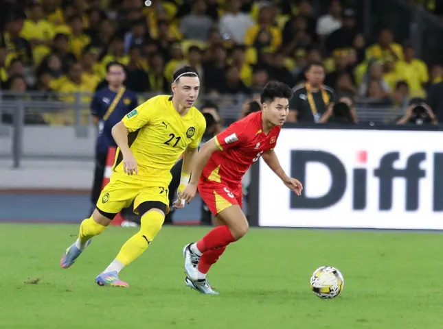 Trong buổi tối ở Bukit Jalil, ĐT Việt Nam đã bị áp đảo toàn diện bởi Malaysia. (Ảnh: Hữu Phạm/VFF)