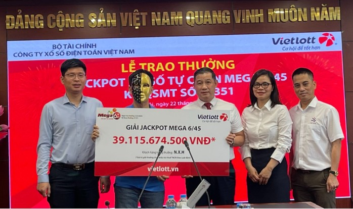 Ông N.X.H nhận giải Jackpot xổ số tự chọn Mega 6/45