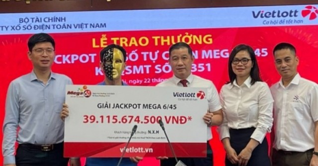 Vietlott nói gì khi cụ ông U80 nhận giải Jackpo...