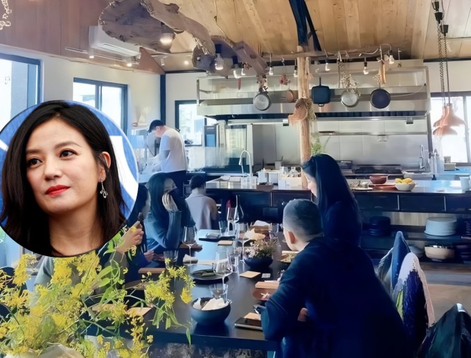 Triệu Vy (đeo khẩu trang) khi đi ăn với bạn. Ảnh: Weibo