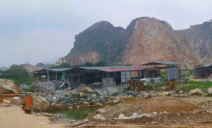 Hiện trường nơi khối đá lật đè nam công nhân tử vong