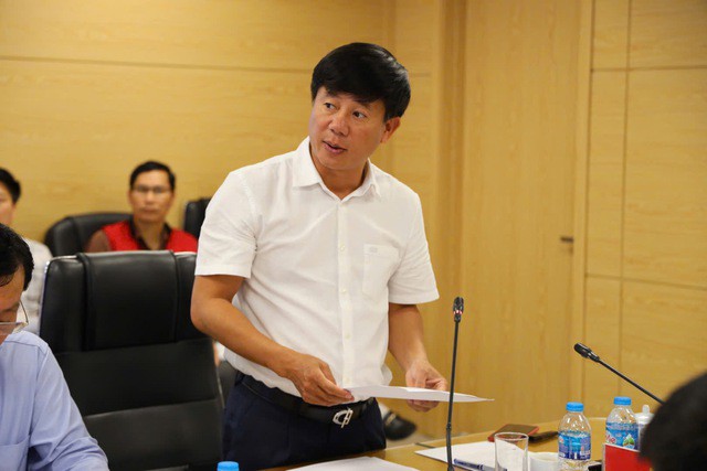 Ông Phạm Đức Luận, Cục trưởng Cục Quản lý Đê điều và Phòng chống thiên tai báo cáo nhanh tại cuộc họp.