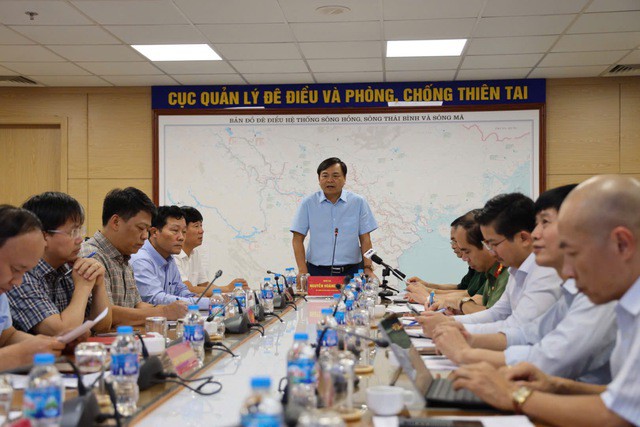 Thứ trưởng Bộ Nông nghiệp và Môi trường Nguyễn Hoàng Hiệp chủ trì cuộc họp ứng phó với bão số 1.