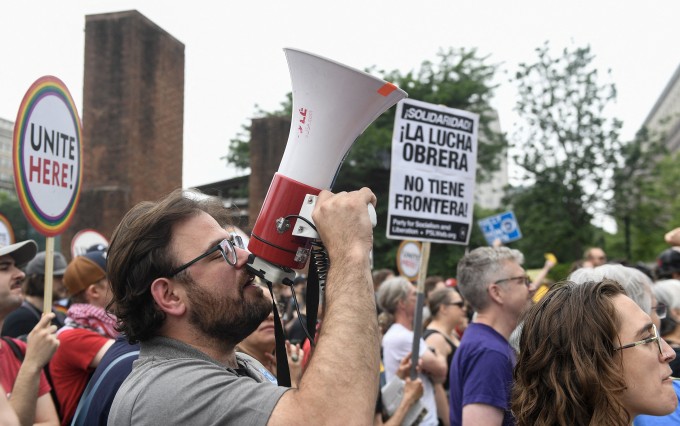 Biểu tình phản đối chiến dịch trấn áp người di cư ở thành phố Philadelphia, bang Pennsylvania ngày 9/6. Ảnh: AFP