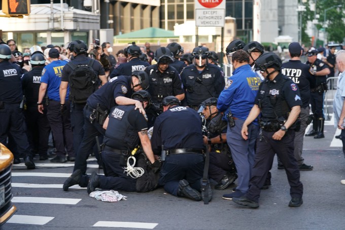 Cảnh sát khống chế một người biểu tình ở thành phố New York ngày 10/6. Ảnh: AFP