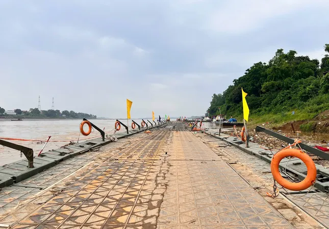 Cầu phao Phong Châu đã cập bờ an toàn.