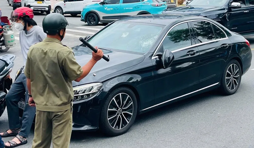 Phần kính xe và gương chiếu hậu của xe Mercedes bị hư hỏng.
