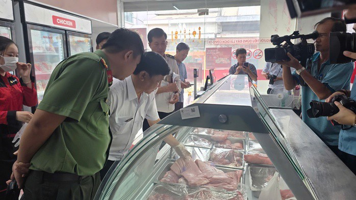 3 trang 4 cửa hàng của Công ty C.P. Việt Nam kinh doanh tại Sóc Trăng nhưng giấy chứng nhận cơ sở đủ điều kiện an toàn thực phẩm đã hết hiệu lực