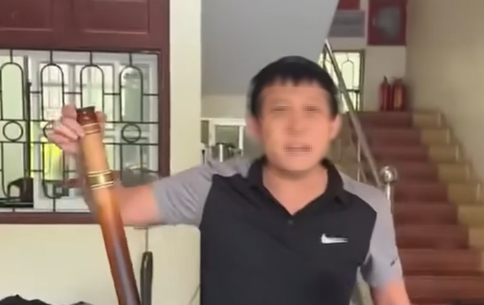 Vị cán bộ Đội thuế ở Thanh Hóa tranh cãi, xưng "mày, tao" với dân. Ảnh cắt từ clip