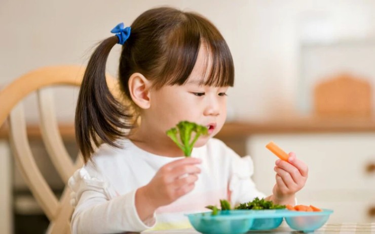 2 tháng chỉ ăn cơm chiên trứng, bé gái nhập viện nguy kịch - 3