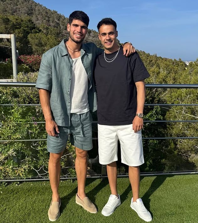 Alcaraz và Reguilon xuống Ibiza nghỉ hè và ngắm cảnh