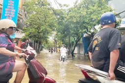 Hình ảnh đường phố Huế  " lạ lùng "  giữa mùa hè