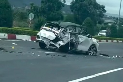 Xe khách va chạm ô tô con trên cao tốc Liên Khương–Prenn, gia đình 5 người gặp nạn