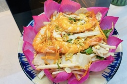 Ngó sen làm gỏi theo cách này ngon đẳng cấp nhà hàng 5 sao