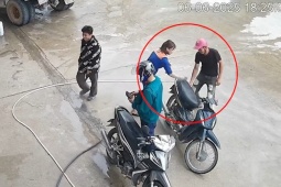 Clip: Cô gái bán xăng khiến hai thanh niên  " đứng hình "  với pha mở cốp vi diệu