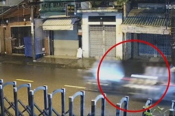 Camera ghi cảnh truy đuổi trước khi hai xe máy lao vào nhà dân