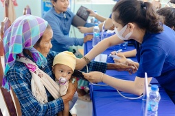Khởi động hành trình sức khỏe vì một Việt Nam khỏe mạnh: Long Châu cùng Khoa Y – Đại học Y Dược khám lưu động miễn phí vùng sâu vùng xa