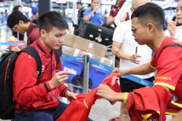 ĐT Việt Nam về nước sau đại chiến Malaysia, Quang Hải mệt mỏi vẫn  " chiều "  fan
