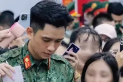 Thấy gì từ tình trạng hàng nghìn người đổ xô ra ga tàu, vây quanh nam thần quân đội?
