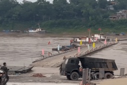 Cắt khẩn cấp cầu phao Phong Châu