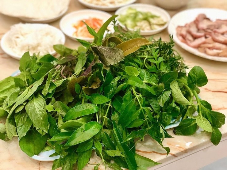Chúng vốn mọc ở bìa rừng, quanh ao hồ, bờ mương, từ xưa đã được người dân địa phương sử dụng như một loại rau gia vị cho nhiều món ăn.
