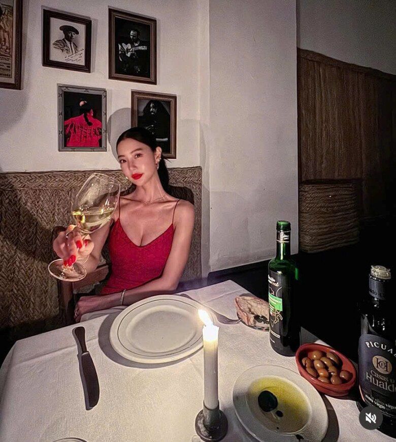 "Mỹ nhân hot nhất phố đi bộ Hà Nội” đổi đời nhờ lấy chồng tỷ phú, sống như bà hoàng trong biệt thự trăm tỷ - 4