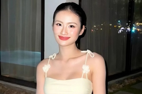 Hoa hậu Ý Nhi khoe body với bikini khoét hông cao