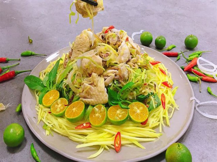 Lá quế vị được xem như một loại lá gia vị có mùi thơm đặc biệt và rất nồng nên khó lẫn với các loại rau khác, chỉ cần cho vài lá vào món ăn là đã dậy mùi vô cùng hấp dẫn.
