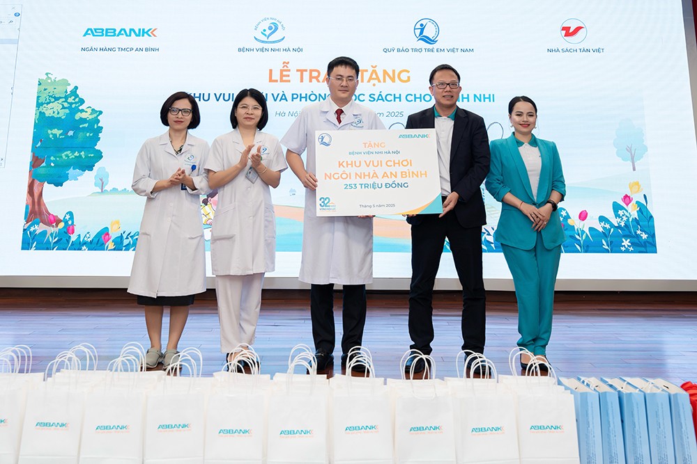 Chỉ sau hơn 1 tháng phát động và triển khai xây dựng, khu vui chơi Ngôi nhà An Bình dành cho các em nhỏ đã chính thức được khánh thành và trao tặng cho Bệnh viện Nhi Hà Nội