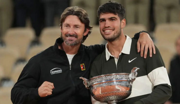 HLV&nbsp;Carlos Ferrero (bên trái) khẳng định, học trò Alcaraz tiệc tùng có chừng mực