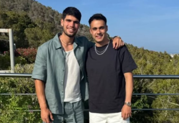 Alcaraz (bên trái) cùng bạn bè có mặt tại&nbsp;Ibiza để tiệc tùng sau danh hiệu Roland Garros 2025