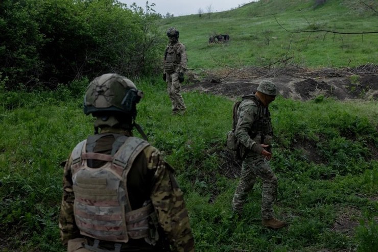 Binh sĩ Ukraine khảo sát địa hình ở vùng Dnipropetrovsk vào ngày 9/5/2025. Ảnh: AFP.