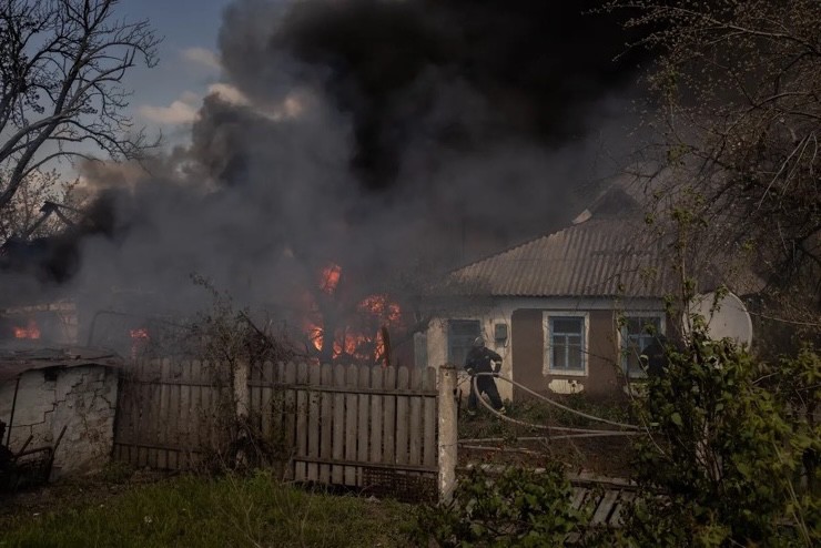 Lính cứu hỏa Ukraine dập đám cháy ở làng Chernihivka, vùng Donetsk. Ảnh: AFP.