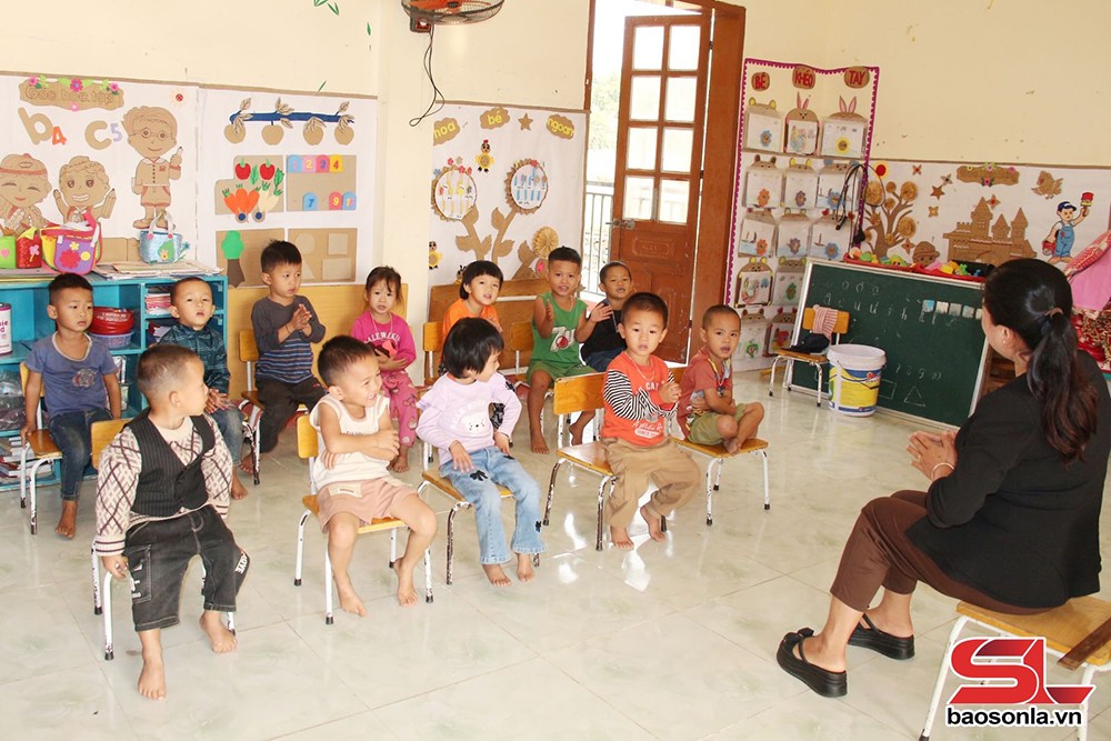 Giờ học của điểm trường mầm non bản Phát, xã Cà Nàng, huyện Quỳnh Nhai.