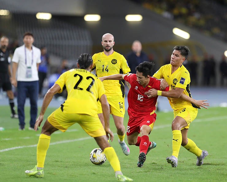 ĐT Malaysia (áo vàng) vừa thắng đậm ĐT Việt Nam 4-0 ở vòng loại Asian Cup 2025