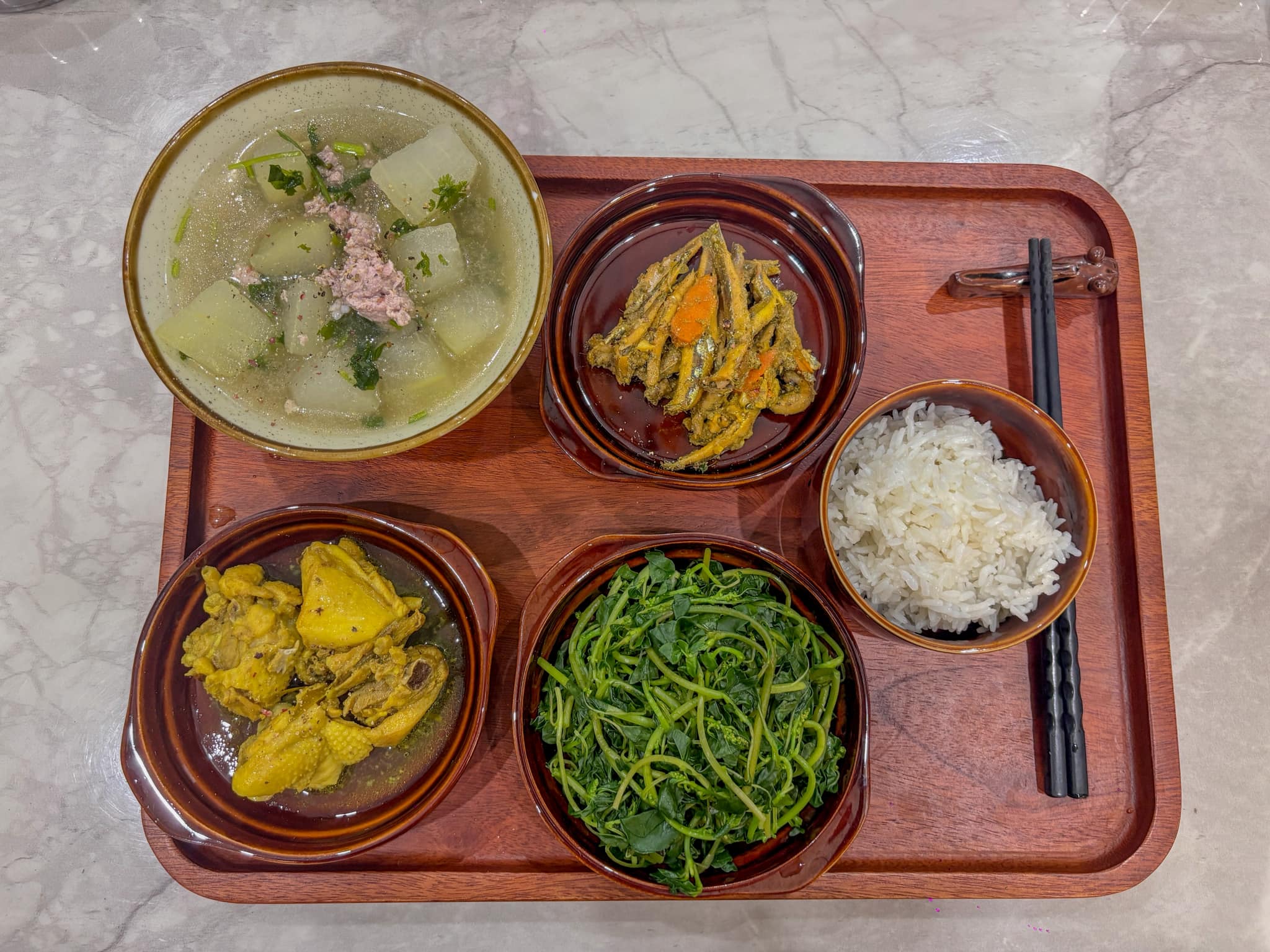 Thịt gà kho nghệ - Cá cơm kho - Rau dền luộc - Canh bí đao thịt bằm