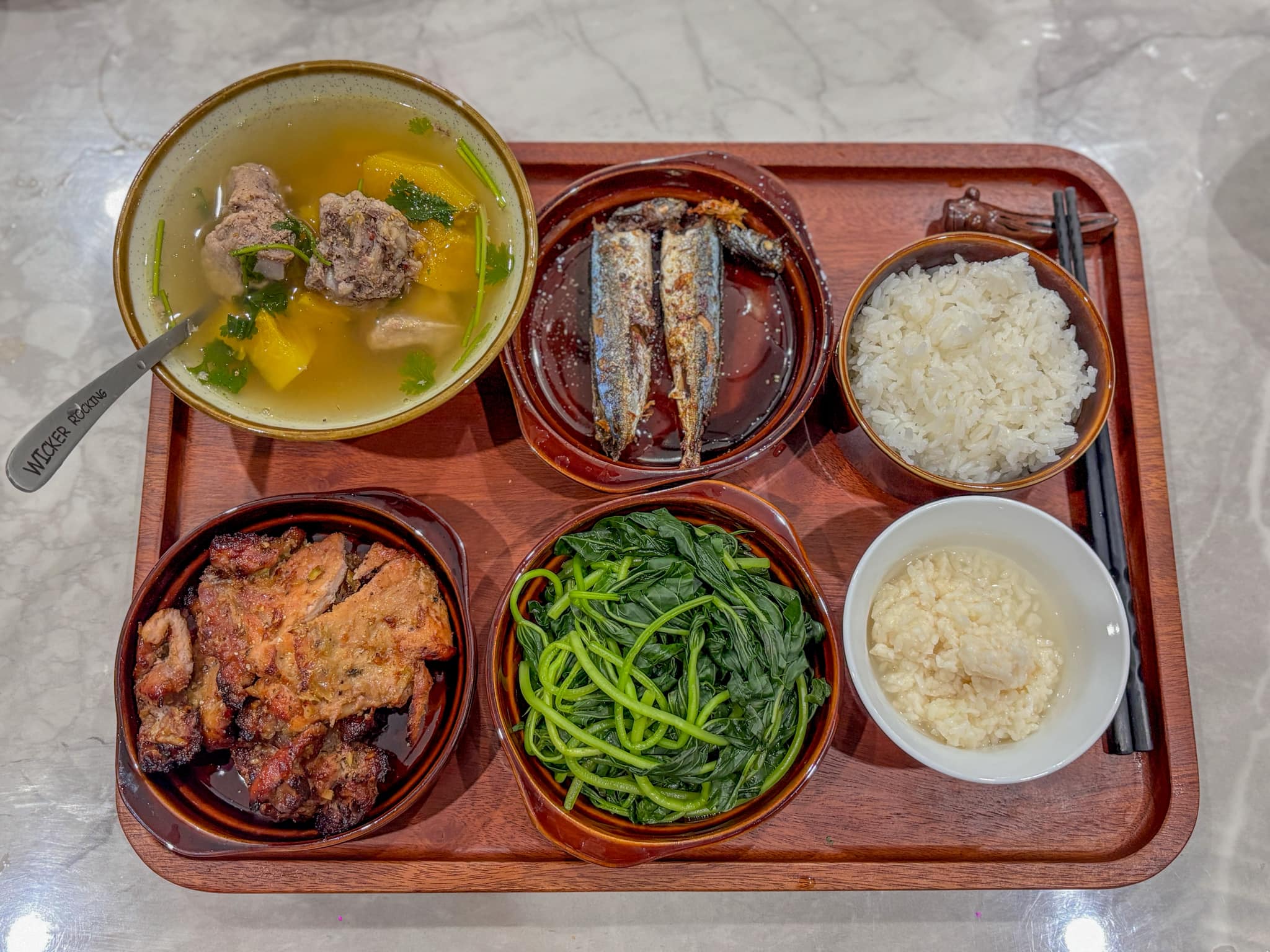 Thịt nạc vai nướng - Cá nục kho nước dừa - Rau lang hấp - Canh đu đủ nấu sườn