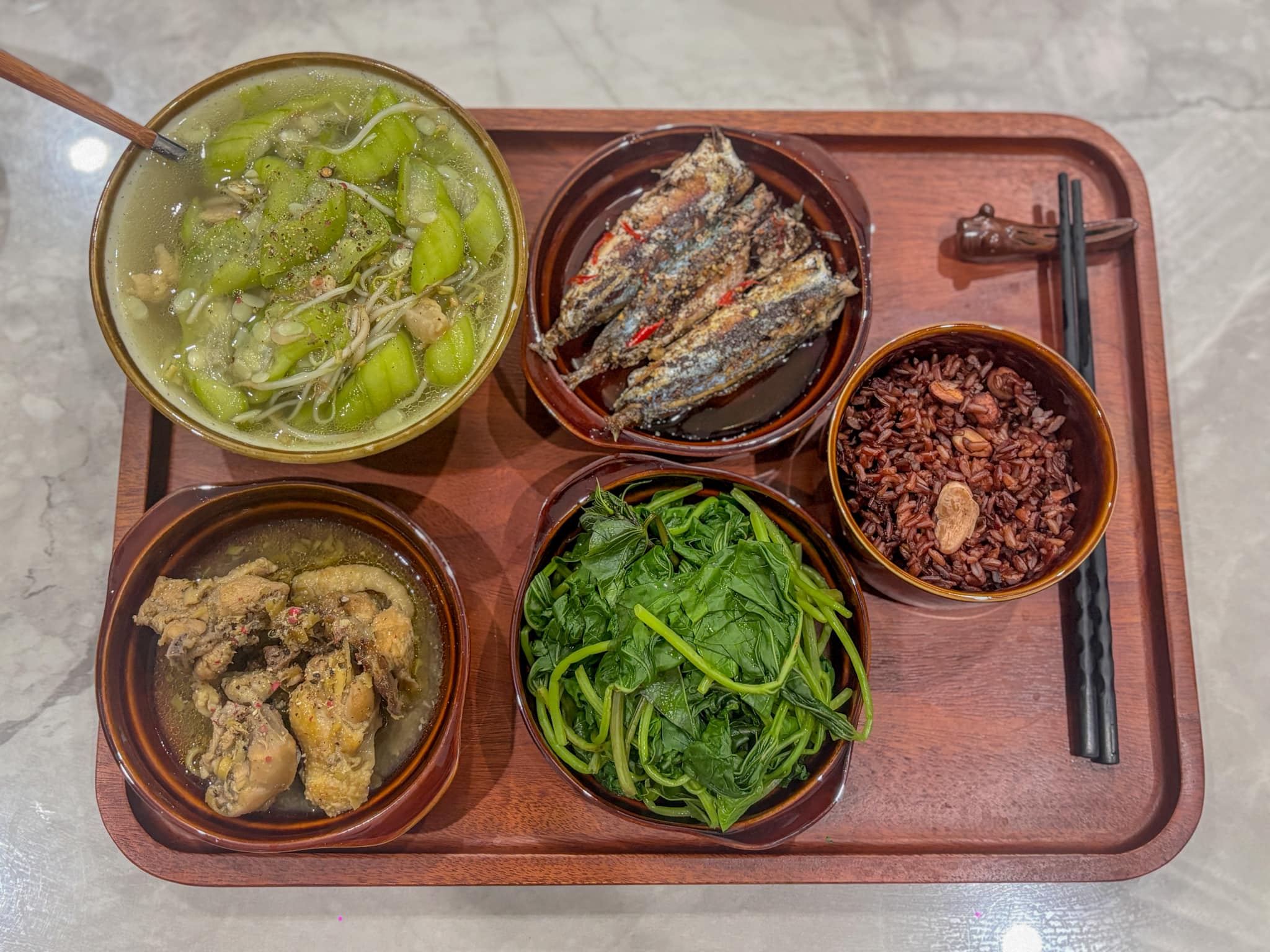 Cơm gạo lứt nấu với đậu gà, hạt sen - Gà kho sả - Cá nục kho nước dừa - Rau lang luộc - Canh mướp