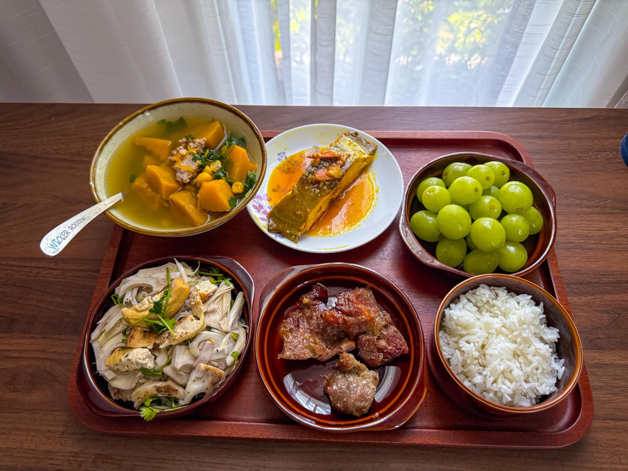 Thịt nạc vai nướng - Cá chim kho nghệ - Mít non trộn - Canh bí đỏ nấu sườn